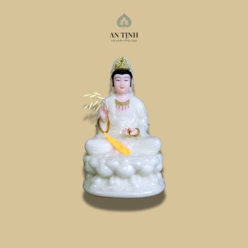 Tượng Quan Thế Âm ngồi đài sen