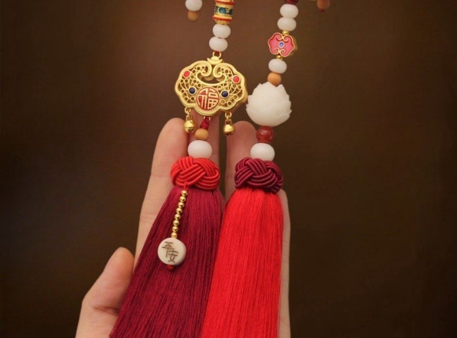 Trong phong thủy, mỗi vật phẩm đều mang một tần số năng lượng nhất định, và khánh treo xe ô tô là một trong những biểu tượng vừa mang tính hộ thân, vừa có khả năng tương tác hài hòa với các yếu tố ngũ hành trong không gian xe.