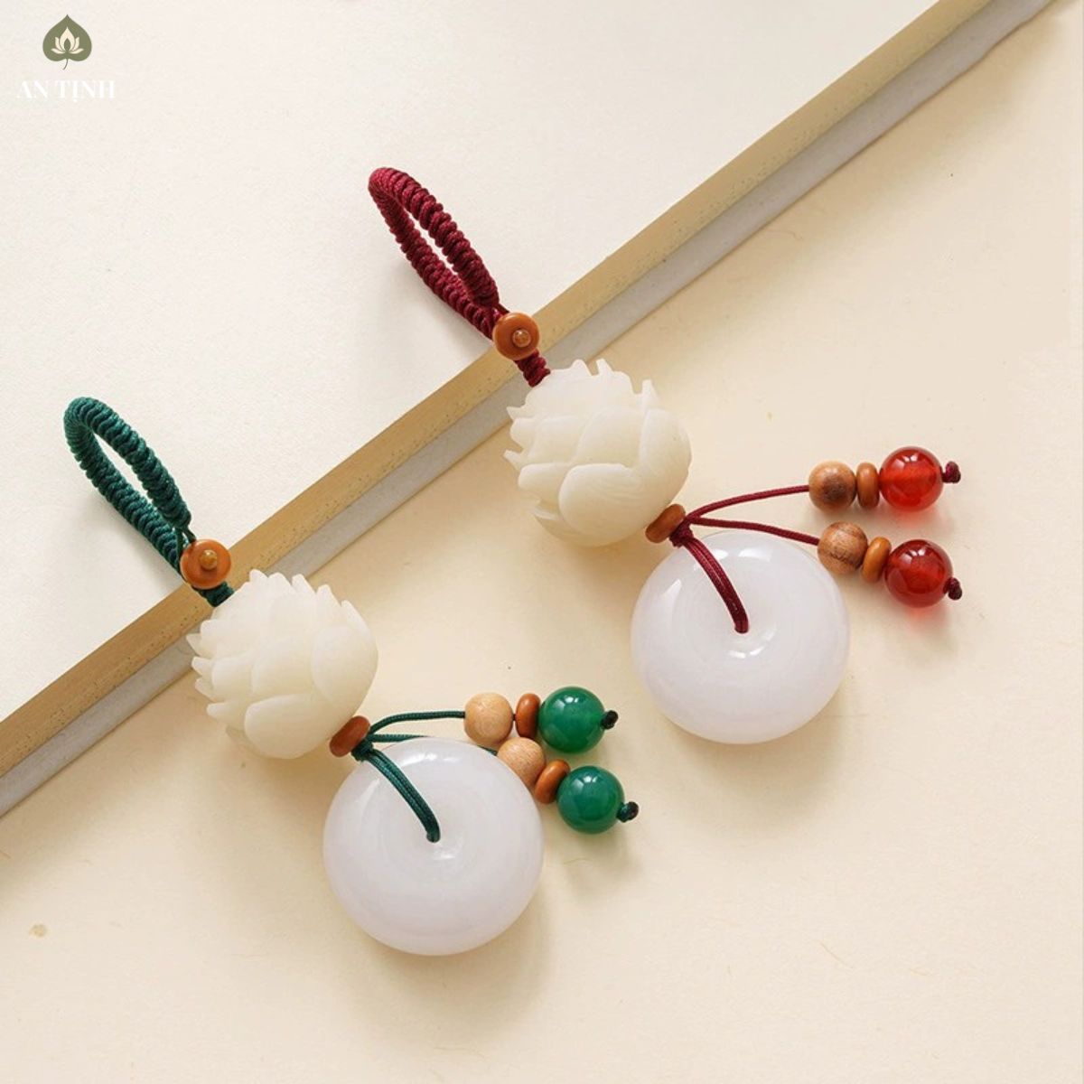 Móc Khóa Phong Thủy Hoa Sen Ngọc Trắng