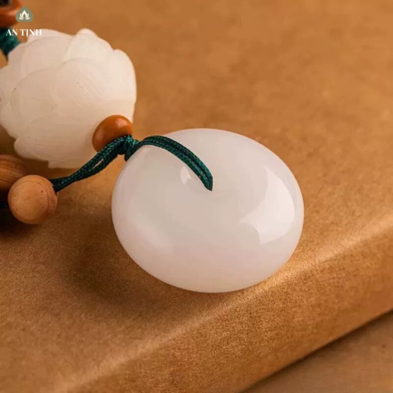 Móc Khóa Phong Thủy Hoa Sen Ngọc Trắng