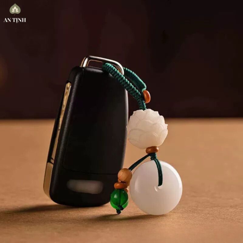 Móc Khóa Phong Thủy Hoa Sen Ngọc Trắng