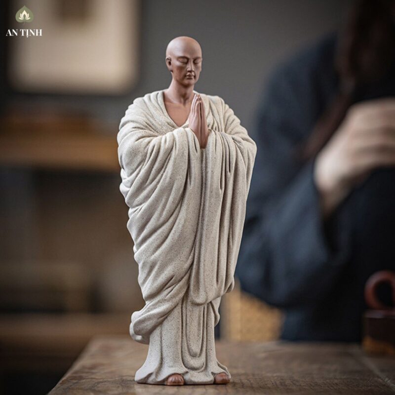 Tượng Sa Môn Chắp Tay