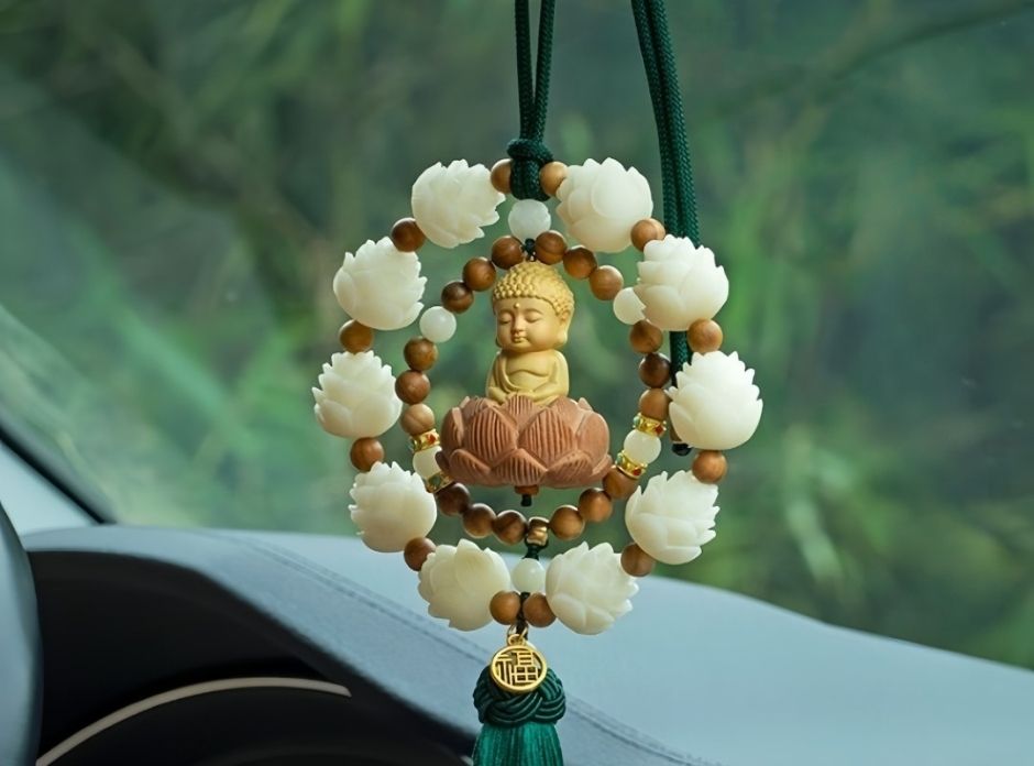 Không đơn thuần là món đồ trang trí, khánh treo xe ô tô từ lâu đã được xem là vật phẩm phong thủy mang theo năng lượng lành, giúp trấn an tinh thần và bảo vệ chủ xe trong suốt hành trình di chuyển
