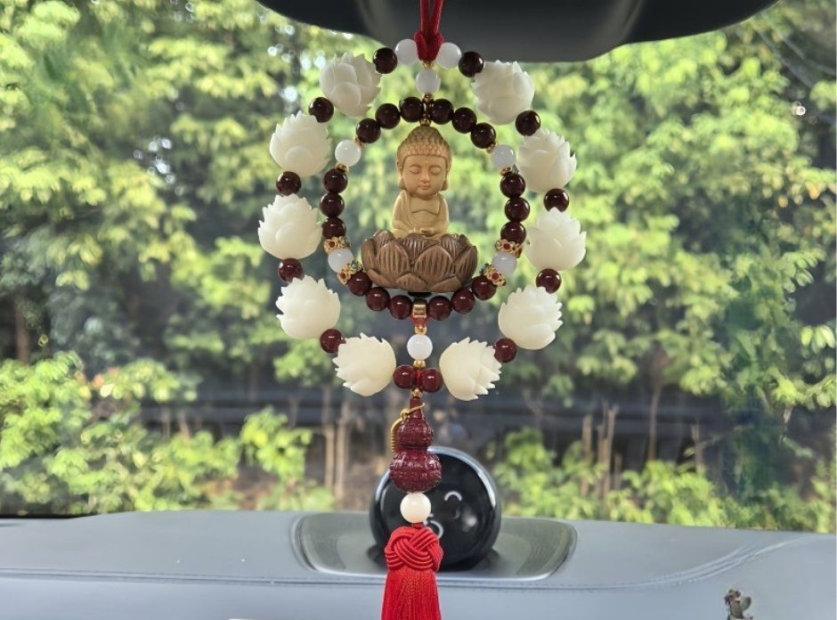 Gương chiếu hậu trong xe: là vị trí phổ biến nhất – thuận mắt, dễ quan sát, vừa như một lời nhắc giữ tâm an, vừa không ảnh hưởng nhiều đến tầm nhìn.