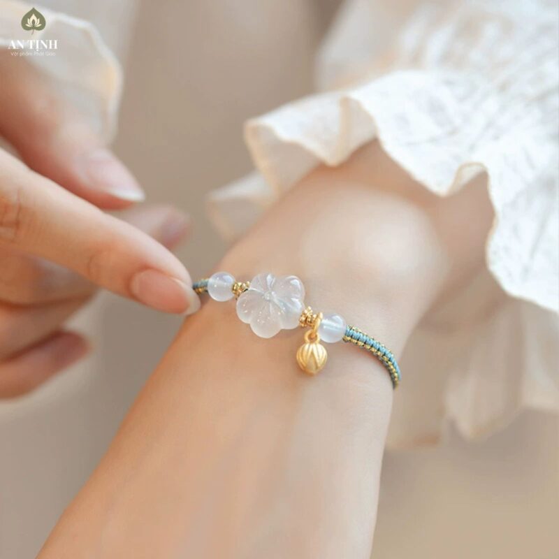 Vòng Tay Chỉ Xanh Hoa Sen Mận Trắng