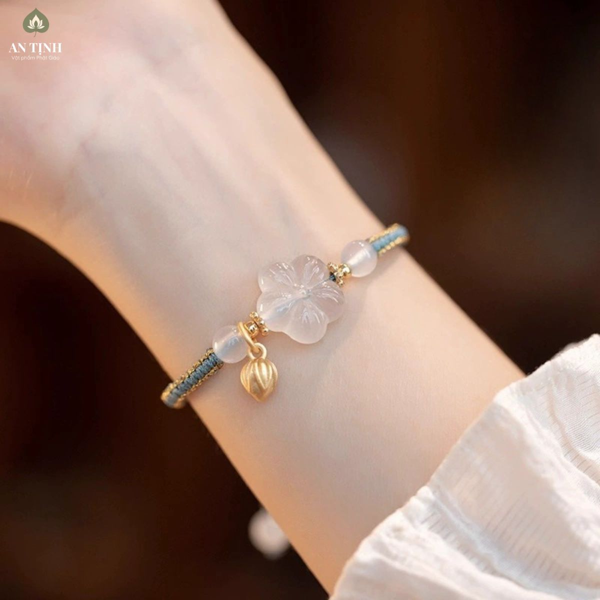 Vòng Tay Chỉ Xanh Hoa Sen Mận Trắng