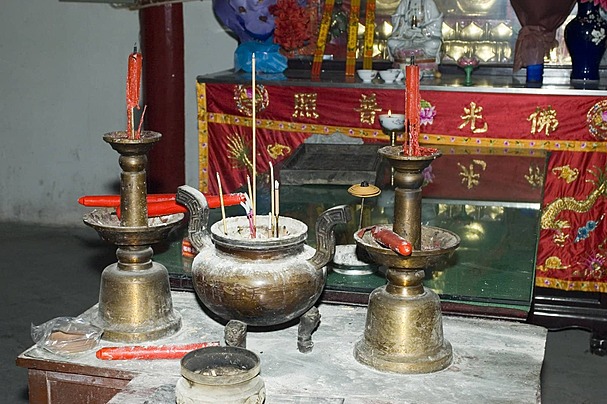 Việc tái sử dụng bàn thờ cũ là hoàn toàn có thể, nhưng nên thay mới bát hương. Bàn thờ là nơi thờ cúng, là nơi kết nối tâm linh giữa gia đình và tổ tiên, thần linh. Bát hương là nơi trú ngụ của các linh hồn, nên khi chuyển sang nhà mới hoặc có bàn thờ mới, nên thay bát hương mới để thể hiện lòng thành kính và sự tôn trọng