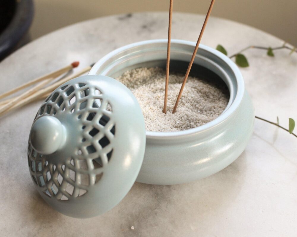 Để thay bát hương mới đúng cách, bạn cần chuẩn bị đầy đủ lễ vật, lau dọn bàn thờ sạch sẽ, đọc văn khấn xin phép thay bát hương và đặt bát hương mới đúng vị trí trên bàn thờ, sau đó thắp hương liên tục trong một thời gian nhất định