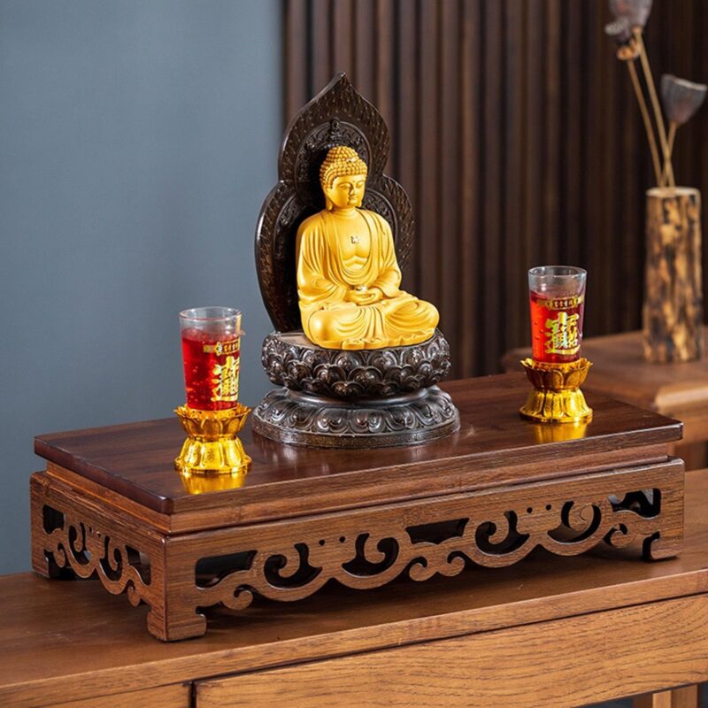 Khi thay bàn thờ mới, bàn thờ cũ nên được xử lý bằng cách hóa (đốt) hoặc chôn cất, không nên vứt bỏ như rác thải thông thường. Việc hóa bàn thờ cũ thể hiện lòng thành kính, tri ân tổ tiên và giải phóng năng lượng tiêu cực, theo các chuyên gia phong thủy.