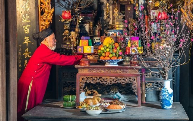 Trước khi lau dọn bàn thờ, bạn cần chuẩn bị tinh thần sạch sẽ, tắm gội, mặc trang phục lịch sự và thắp hương xin phép thần linh, tổ tiên. Đồng thời, bạn cần chuẩn bị đầy đủ dụng cụ như khăn sạch, nước sạch, nước thảo dược (rượu gừng) và một tấm vải sạch để đặt tạm các vật phẩm thờ cúng khi hạ xuống