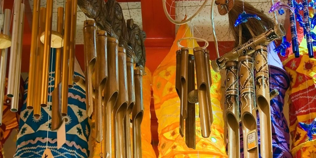 Việc treo chuông gió phong thủy trong nhà mang lại nhiều lợi ích, bao gồm xua đuổi tà khí, thu hút tài lộc và tạo không gian sống thư thái. Âm thanh của chuông gió được cho là có khả năng kích hoạt năng lượng tích cực, mang lại may mắn và sự bình an cho gia chủ.