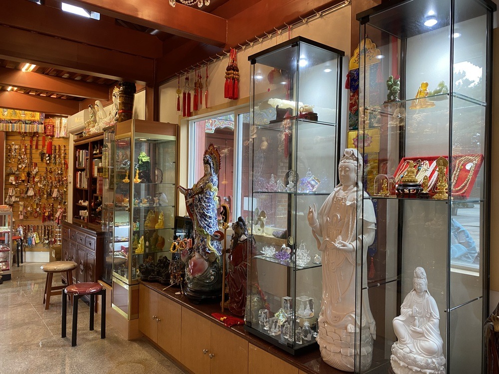 Có một cửa hàng văn hóa phẩm Phật giáo uy tín ngay tại khu vực này là điều vô cùng thuận tiện – nhất là với những ai đang hành trì tại gia, hoặc muốn thỉnh vật phẩm đúng pháp để làm quà cho người thân hữu đạo