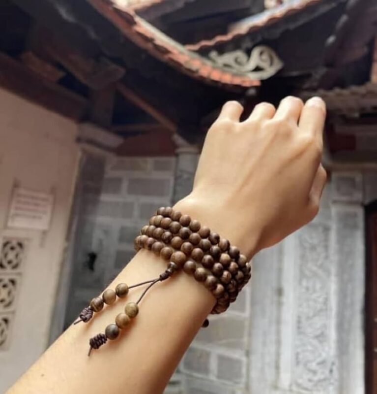 Lưu ý khi quấn: tránh để các vòng chồng lên nhau lộn xộn, nên điều chỉnh cho các vòng nằm gọn gàng, song song để tạo cảm giác vừa vặn và thẩm mỹ