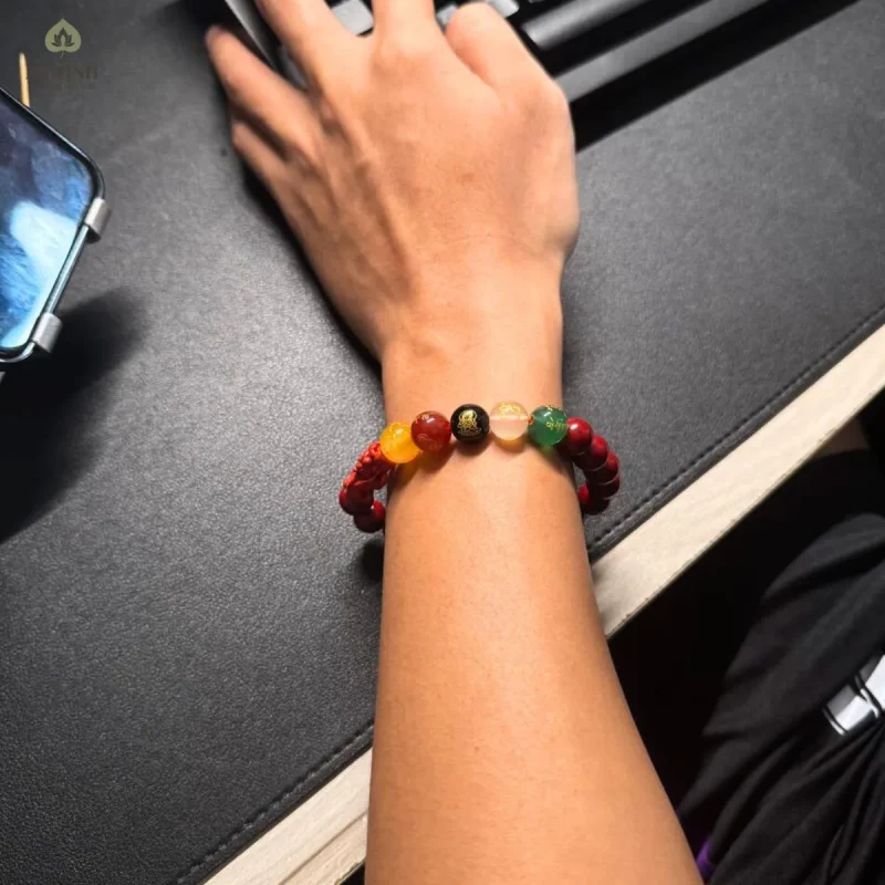 hình ảnh vòng tay chu sa đeo thật