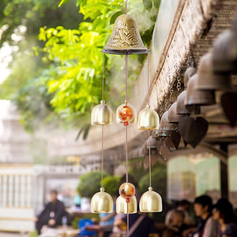 Chuông gió (wind chime) có nhiều hình dáng và biểu tượng khác nhau, mang lại ý nghĩa phong thủy và trang trí đa dạng. Hình dáng phổ biến nhất là hình tròn, nhưng cũng có các hình dạng khác như đèn lồng, con cá, chùa, hoặc các hình thù độc đáo khác.