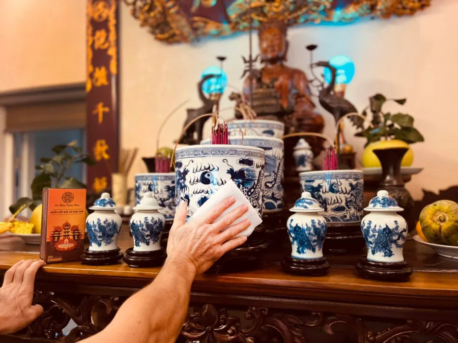 Quy trình bao sái bàn thờ theo nghi lễ bao gồm các bước: chuẩn bị, thắp hương khấn vái, lau dọn theo trình tự từ trên cao xuống thấp, tỉa chân hương, vệ sinh đồ thờ, sắp xếp lại, thay nước và hoa, cuối cùng là thắp hương và kính báo. Trong quá trình này cần giữ tâm trạng trang nghiêm, sạch sẽ và sử dụng đồ dùng chuyên dụng như khăn, chổi sạch để lau dọn bàn thờ.