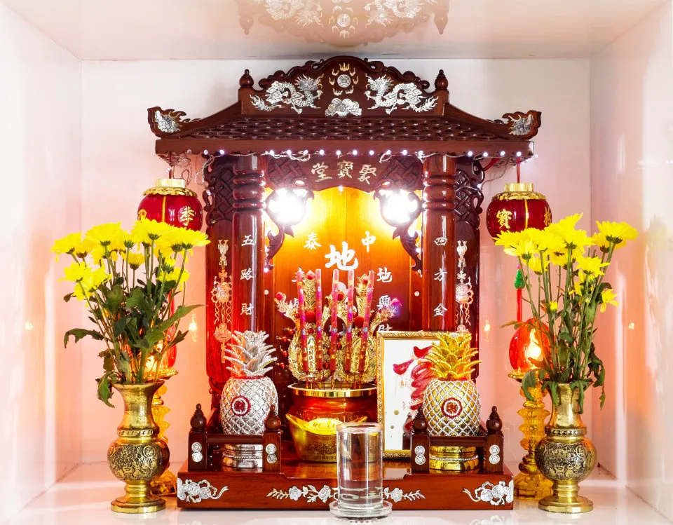 Cần lau dọn bàn thờ đúng cách để thể hiện lòng thành kính với thần linh và tổ tiên, giữ cho không gian thờ cúng sạch sẽ, tôn nghiêm và thu hút tài lộc, may mắn cho gia đình. Việc lau dọn sai cách có thể gây ảnh hưởng xấu đến vận khí và tài lộc của gia chủ.