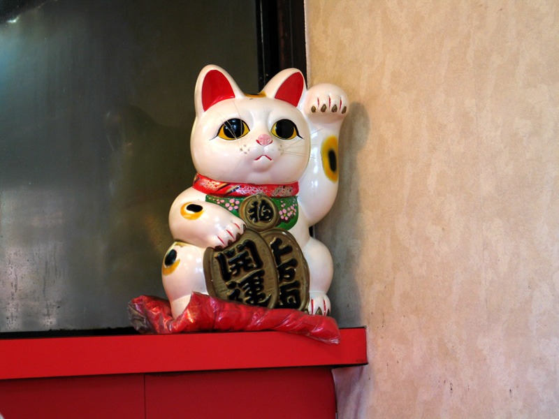 Mèo thần tài, hay còn gọi là Maneki Neko, là một bức tượng mèo phổ biến trong văn hóa Nhật Bản và các nước Đông Á, được cho là mang lại may mắn, tài lộc và sự thịnh vượng cho chủ nhân, đặc biệt trong kinh doan