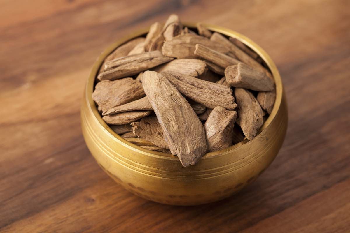 Việc phân biệt trầm hương thật và giả rất quan trọng vì trầm hương tự nhiên rất quý hiếm và có giá trị cao, trong khi trầm hương giả có thể gây hại cho sức khỏe và không mang lại lợi ích phong thủy.