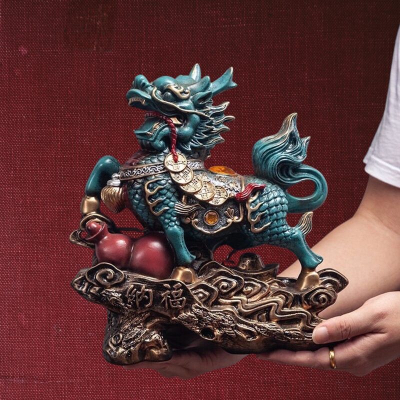Tượng Kỳ Lân là một loại tượng phong thủy, mô phỏng hình ảnh con Kỳ Lân, một linh vật thần thoại trong văn hóa Á Đông, đặc biệt là ở Việt Nam, Trung Quốc, Nhật Bản và Triều Tiên. Kỳ Lân được xem là một trong tứ linh (Long, Lân, Quy, Phụng), mang ý nghĩa tốt lành, tượng trưng cho sự may mắn, tài lộc, và sự bảo vệ
