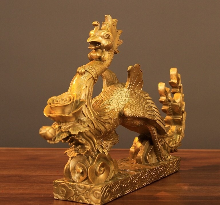 Bên cạnh tượng Phật và khánh treo xe, nhiều người lựa chọn tượng linh vật phong thủy để bày trong ô tô như một cách thể hiện cá tính, niềm tin và mong cầu riêng. Mỗi linh vật mang trong mình một nguồn năng lượng độc đáo, đại diện cho những giá trị mà chủ xe mong muốn đạt được trong cuộc sống hay sự nghiệp.