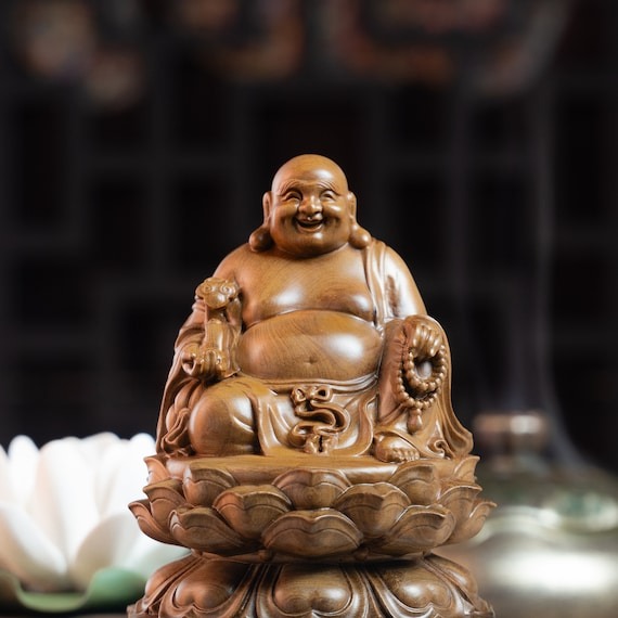 Tượng Phật Di Lặc là biểu tượng phổ biến trong Phật giáo và phong thủy, thường được biết đến với hình ảnh một vị Phật mập mạp, bụng to, miệng cười tươi. Tượng trưng cho sự hạnh phúc, may mắn, tài lộc và sự an lạc trong cuộc sống.