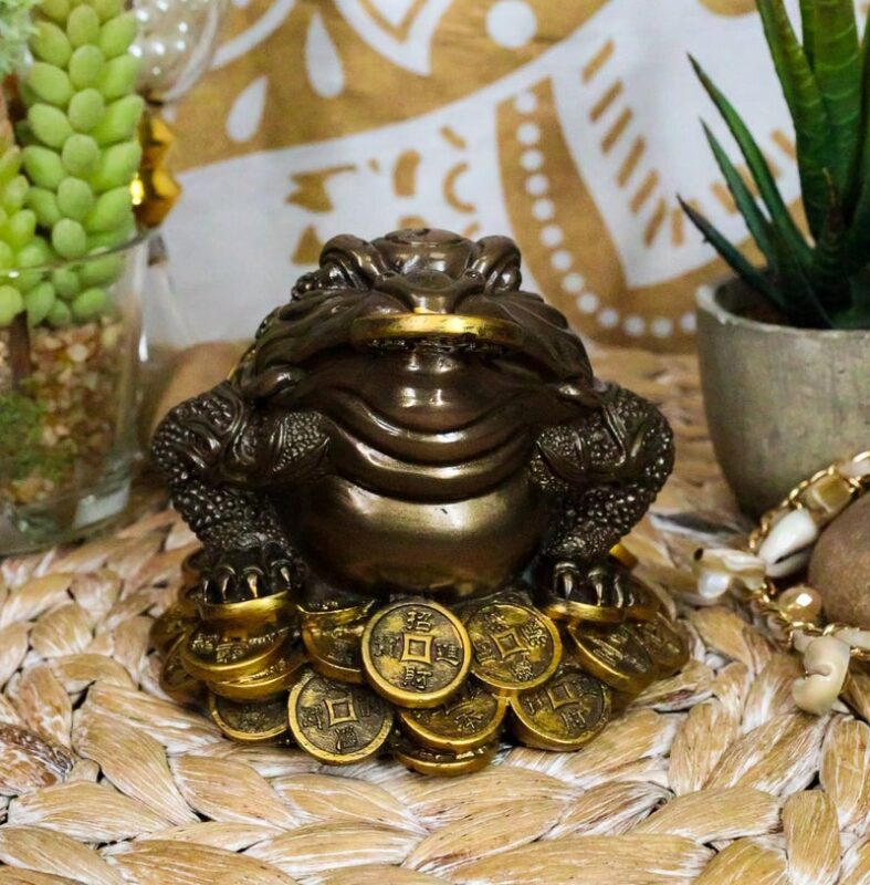 Thiềm Thừ, còn được gọi là Kim Thiềm, cóc ba chân, cóc ngậm tiền, hoặc cóc tài lộc, là một linh vật phong thủy phổ biến, được cho là có khả năng thu hút tài lộc, mang lại may mắn và bảo vệ gia chủ.