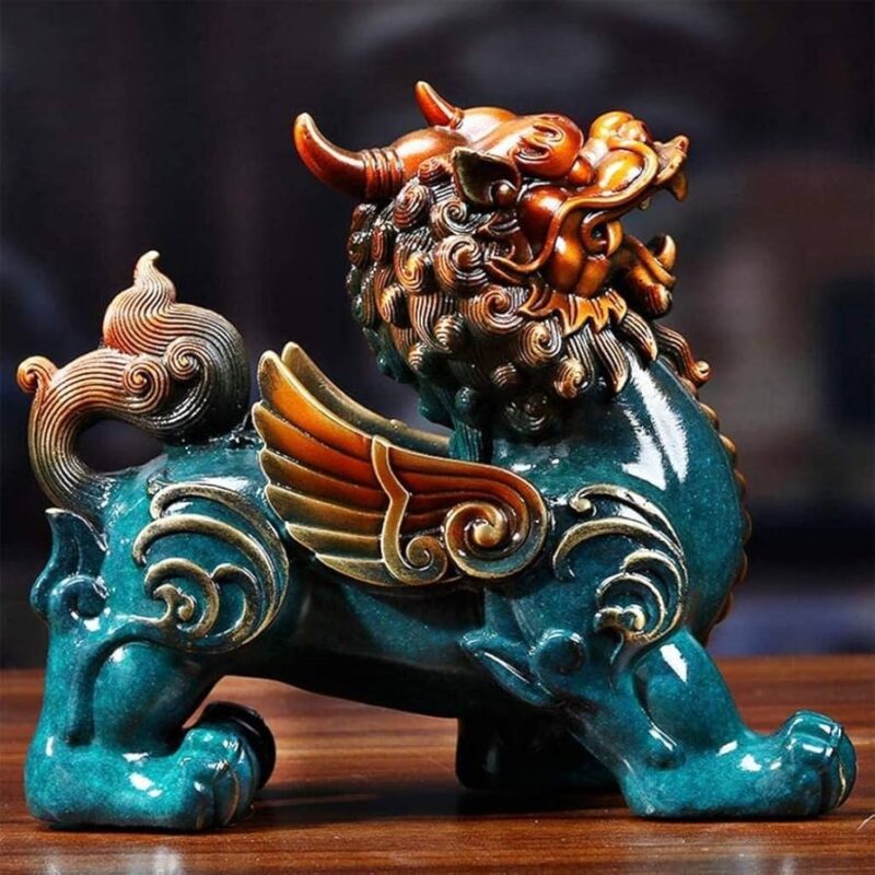Tượng Tỳ Hưu là một linh vật phong thủy có nguồn gốc từ Trung Quốc, được tạc dưới hình dạng một con thú có hình dáng giống kỳ lân, mình gấu, có cánh và đặc biệt là không có hậu môn. Tỳ Hưu được thờ phụng với ý nghĩa mang lại may mắn, tài lộc và bảo vệ gia chủ khỏi những điều xấu.