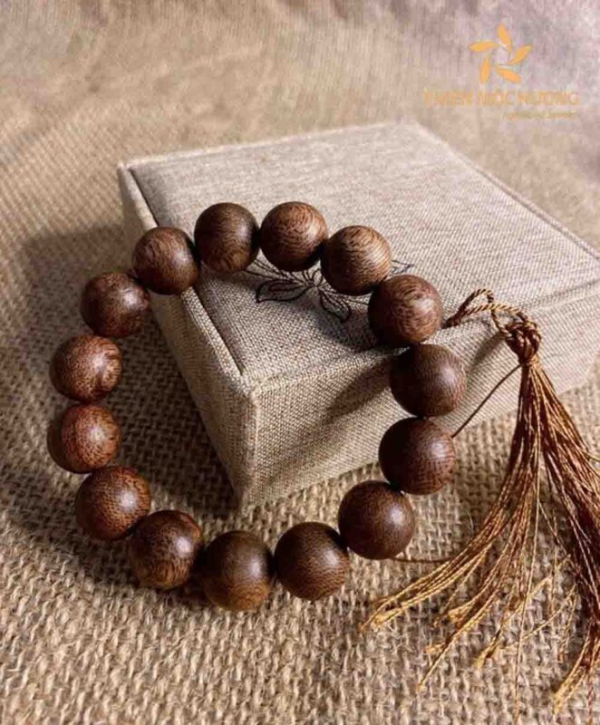 Gỗ ngọc am có tính chất sang trọng, sáng màu, bề mặt mịn. Mùi hương dịu nhẹ phù hợp người sống nội tâm, hướng thiện và tìm kiếm sự cân bằng. Thường được lựa chọn làm vòng tay nữ hoặc quà tặng trang nhã.