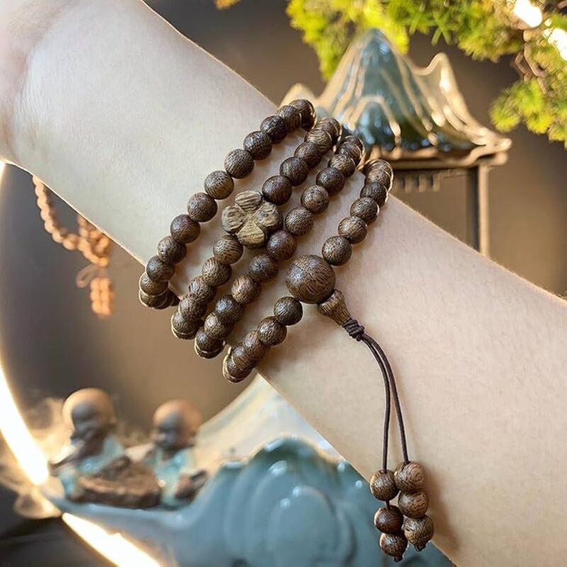 Là loại gỗ quý hiếm, tích tụ từ nhựa cây dó bầu khi bị thương tổn, trầm hương được xem là “linh mộc” mang năng lượng mạnh mẽ. Giúp hộ thân, xua tà khí, cân bằng tâm trí và được sử dụng rộng rãi trong thiền định, hành trì Phật pháp.