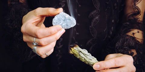 Cách vệ sinh dây chuyền đá phong thủy tại nhà
