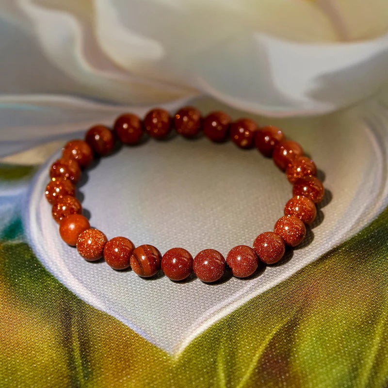 Người mệnh Thổ phù hợp với vòng tay đá Mặt Trời (Sunstone) vì trong thuyết ngũ hành, hành Hỏa sinh hành Thổ, nên đá Mặt Trời (thuộc hành Hỏa) sẽ mang lại may mắn và tài lộc cho người mệnh Thổ.