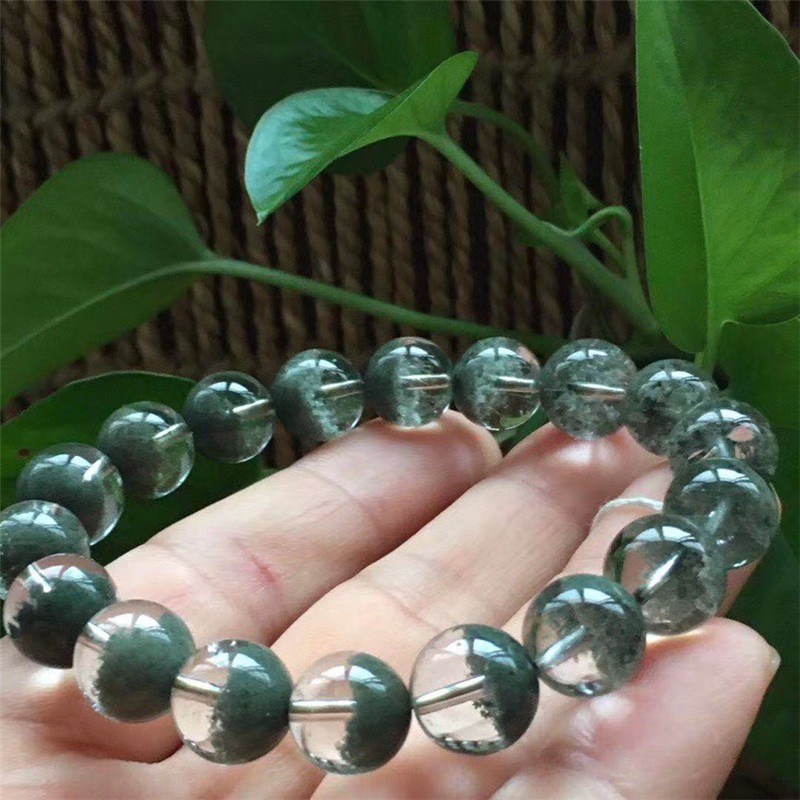 Vòng tay đá thạch anh xanh (garden xanh) là một lựa chọn tốt cho người mệnh Hỏa, đặc biệt là nữ, vì màu xanh lục của nó tượng trưng cho hành Mộc, mà Mộc sinh Hỏa, giúp tăng cường năng lượng và may mắn cho người đeo