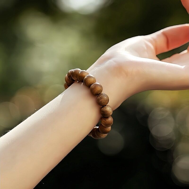 Đúng vậy, nên đeo vòng trầm hương khi tay sạch và khô. Việc tiếp xúc với nước, mồ hôi, hóa chất (xà phòng, nước rửa chén,...) có thể làm hỏng vòng, ảnh hưởng đến mùi hương và làm giảm độ bền của vòng. Nếu vòng bị ướt, hãy lau khô bằng khăn mềm và để khô tự nhiên hoặc dùng máy sấy tóc sấy nhẹ ở chế độ mát.