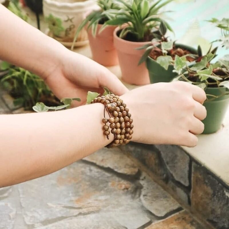 Cách đeo vòng trầm 108 hạt thu hút may mắn Việc đeo vòng trầm hương 108 hạt ở tay phải thường được cho là có tác dụng xua đuổi tà khí, mang lại may mắn và bình an, đặc biệt khi đến những nơi có âm khí nặng như nghĩa trang, bệnh viện, hoặc những nơi đông người, nhiều tệ nạn.