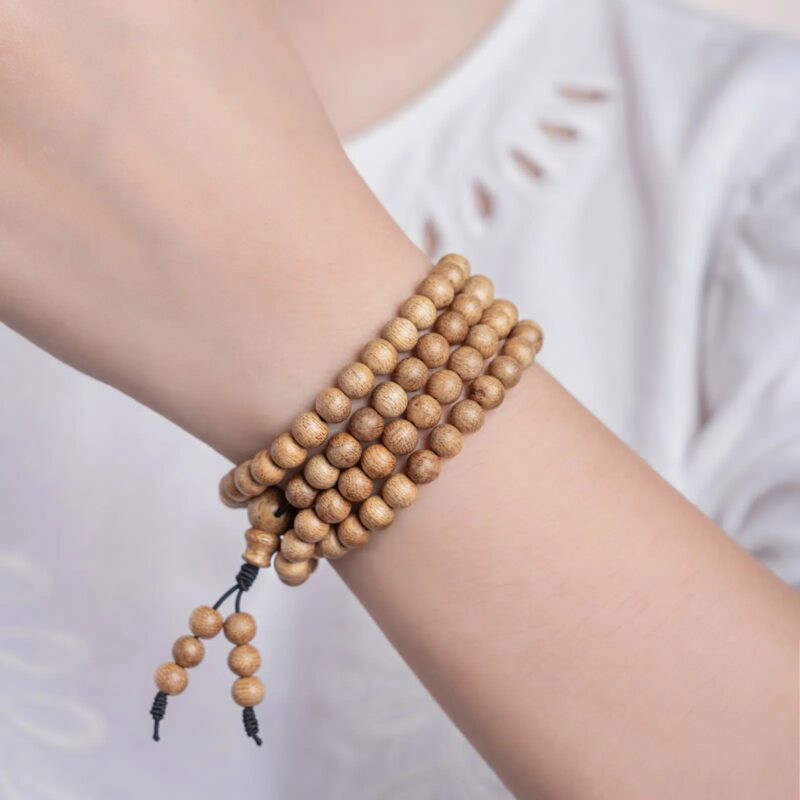 Đeo vòng trầm hương 108 hạt ở tay trái mang ý nghĩa thu hút tài lộc và may mắn, đặc biệt trong các dịp quan trọng như đàm phán, ký kết hợp đồng, xin việc, hay tham gia các sự kiện vui vẻ. Tay trái được xem là "tay dương" mang năng lượng tích cực, giúp bạn thu hút những điều tốt đẹp.
