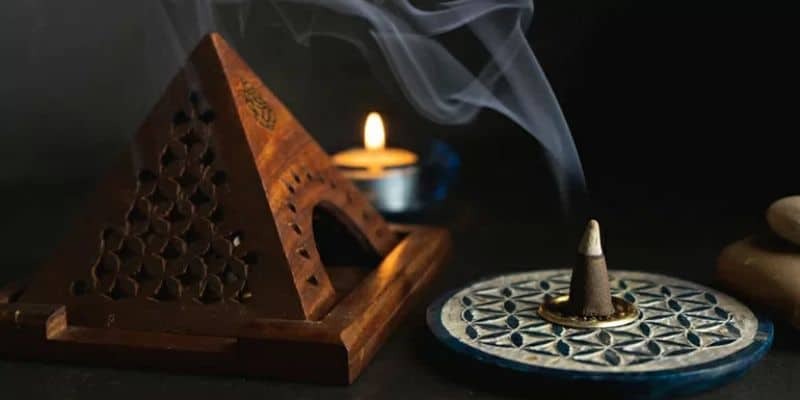 Việc hơ nhẹ vòng trầm qua khói trầm hương là một cách để làm sạch và làm thơm vòng, giúp duy trì hương thơm tự nhiên của trầm và mang lại cảm giác thư thái cho người đeo. Tuy nhiên, cần lưu ý không đốt trực tiếp lên vòng trầm vì có thể làm hỏng vòng
