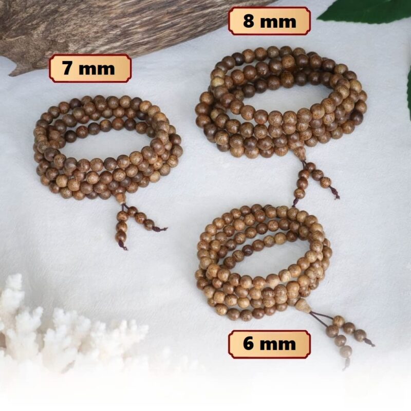 Kích thước phổ biến của vòng trầm hương 108 hạt thường là 6mm, 7mm, 8mm, và 10mm. Tùy thuộc vào kích thước cổ tay và sở thích cá nhân mà bạn có thể chọn kích thước hạt phù hợp. Vòng 108 hạt thường được đeo để niệm Phật, cầu bình an, may mắn và tài lộc