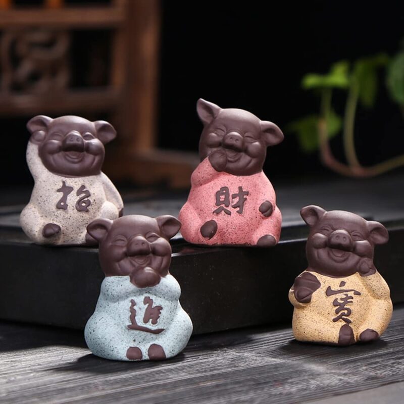 Người tuổi Mão (tuổi con Mèo) hợp với các linh vật phong thủy như chó, lợn (heo), và dê, đặc biệt là trong các hình tượng tam hợp. Những linh vật này được cho là mang lại may mắn, tài lộc, và giúp gia chủ tránh được những năng lượng xấu.