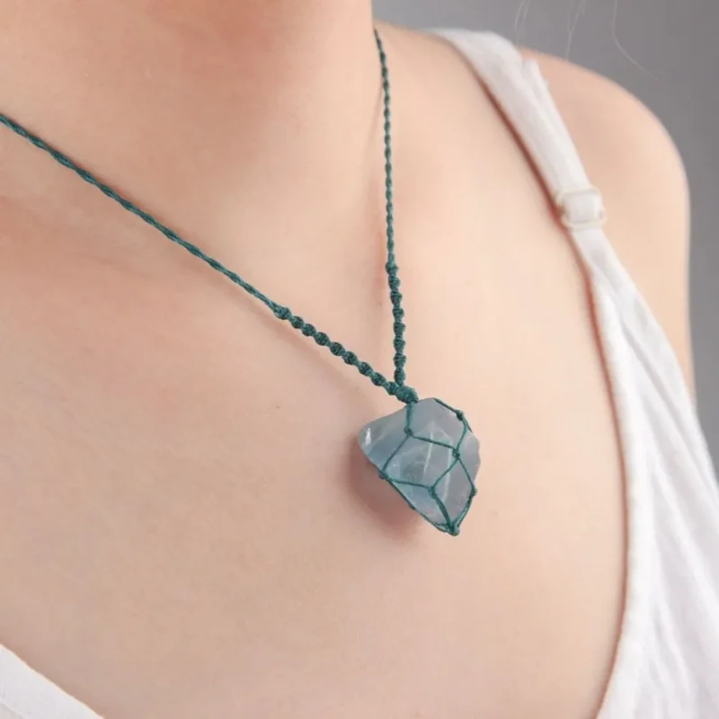 mặt dây chuyền đá phong thủy là gì
