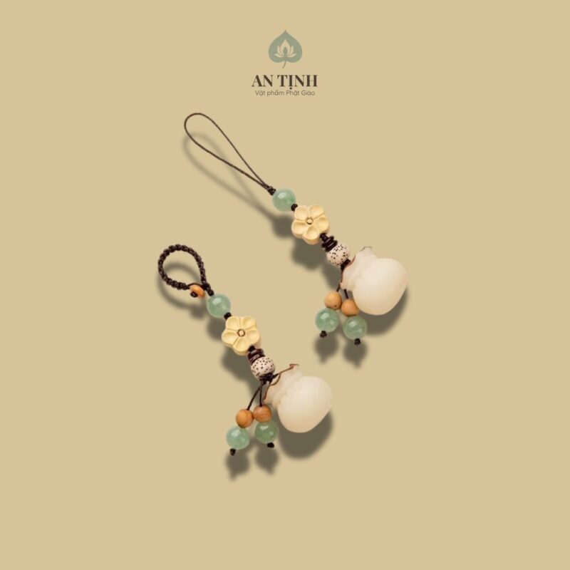 Tặng móc khóa phong thủy có ý nghĩa cầu may mắn, bình an, và sự thịnh vượng cho người nhận. Móc khóa phong thủy thường được chọn theo mệnh của người được tặng, với mong muốn mang lại những điều tốt lành, phù hợp với năng lượng của họ.