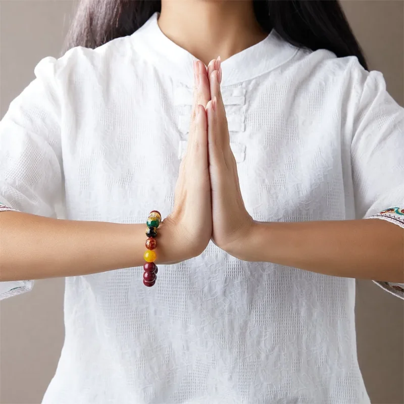 Vòng tay chu sa (hay còn gọi là vòng tay đá đỏ) là một vật phẩm phong thủy được nhiều Phật tử tin dùng, không chỉ vì vẻ đẹp mà còn vì tác dụng hộ thân, xua đuổi tà khí và mang lại may mắn. Chu sa, với màu đỏ đặc trưng, được coi là có khả năng trấn trạch, trừ tà, và cân bằng năng lượng, giúp người đeo cảm thấy bình an, tự tin hơn trong cuộc sống