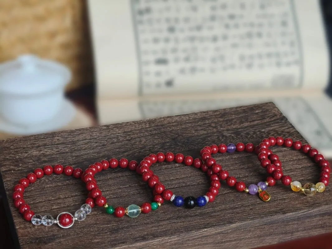 Vòng tay chu sa, đặc biệt là loại có 5 màu tượng trưng cho Ngũ hành, được cho là có khả năng cân bằng năng lượng trong cơ thể và môi trường sống, mang lại may mắn, tài lộc và sức khỏe