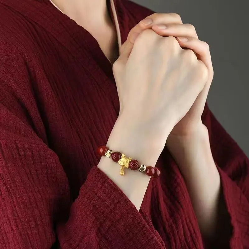 Vòng tay chu sa, với màu đỏ đặc trưng, thường được sử dụng trong các dịp quan trọng như đi chùa, cầu an, công tác xa, và thi cử, với mong muốn mang lại may mắn, bình an và sự bảo vệ
