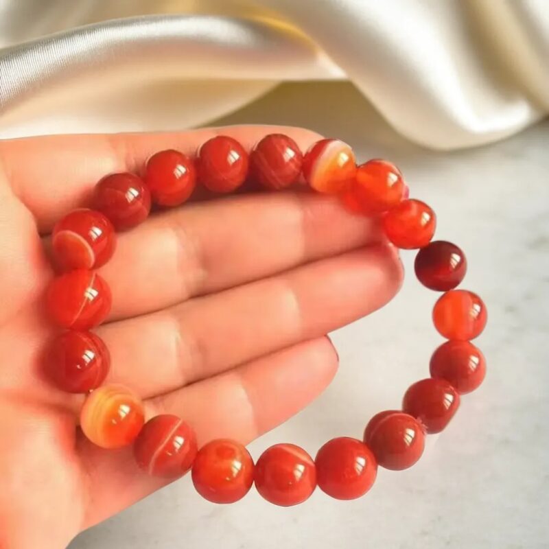 Đá mã não đỏ được cho là mang lại may mắn, tài lộc và sự bảo vệ cho người đeo, đặc biệt là người mệnh Hỏa. Màu đỏ của đá cũng rất hợp với bản mệnh Hỏa, giúp tăng cường năng lượng và sự tự tin.