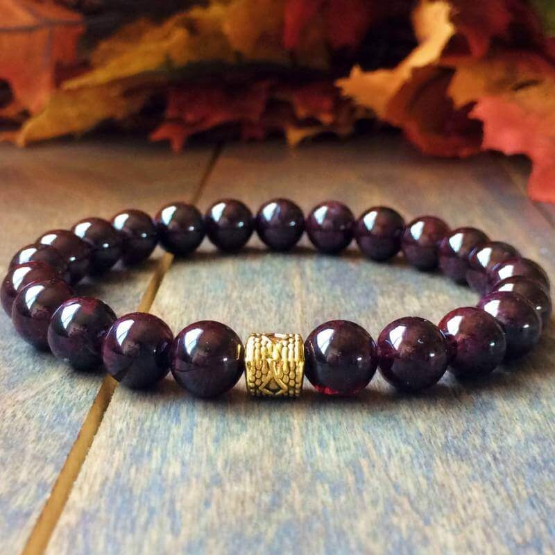 Màu đỏ rượu quyến rũ của garnet tượng trưng cho tình yêu bền vững và sự quyết tâm