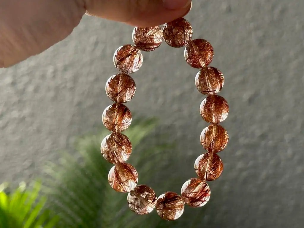 Các sợi khoáng đỏ trong thạch anh mang tính hút tài mạnh mẽ, phù hợp với người mệnh Hỏa làm kinh doanh hoặc quản lý