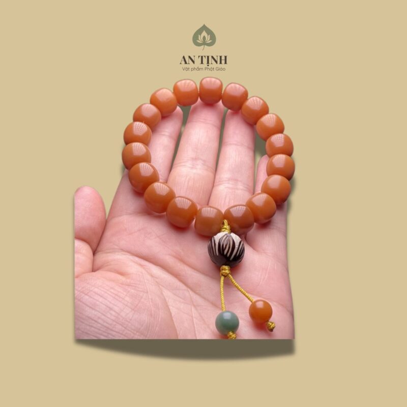 Để chọn vòng tay phong thủy cho người mệnh Thổ, bạn nên chọn vòng có màu tương sinh, tương hợp như vàng, nâu đất, đỏ, tím và tránh màu tương khắc là xanh lá cây. Nên chọn các loại đá phong thủy tự nhiên như thạch anh vàng, mắt hổ, mã não đỏ. Về số hạt, nên chọn số hạt lẻ hoặc theo quy luật "Sinh - Lão - Bệnh - Tử", tùy theo mong muốn cá nhân, và chú ý đeo vòng ở tay trái để nhận năng lượng tích cực.