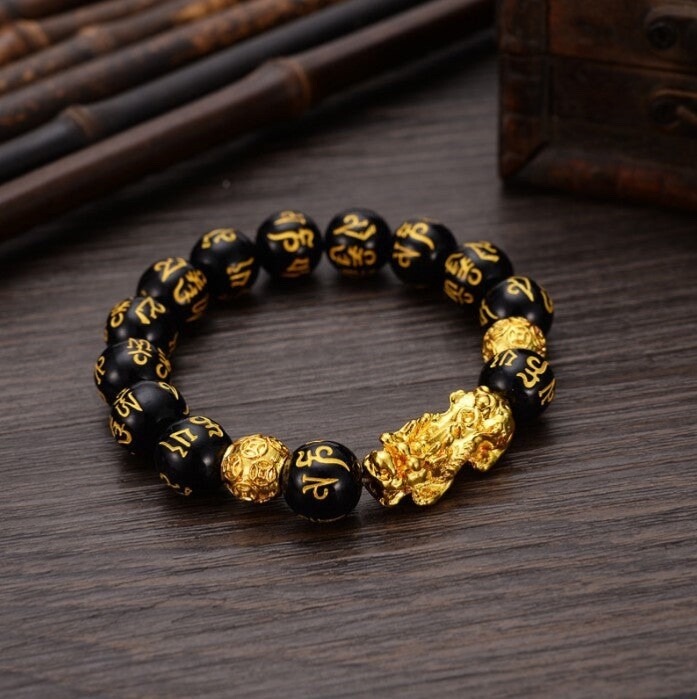 Nên chọn vòng tay phong thủy theo mệnh vì giúp cân bằng năng lượng, tăng cường vận khí, tài lộc, may mắn và sức khỏe, đồng thời bảo vệ khỏi những năng lượng tiêu cực, tà khí dựa trên quy luật tương sinh, tương khắc của Ngũ hành. Việc đeo vòng không hợp mệnh có thể dẫn đến mất cân bằng năng lượng, gây ảnh hưởng tiêu cực.