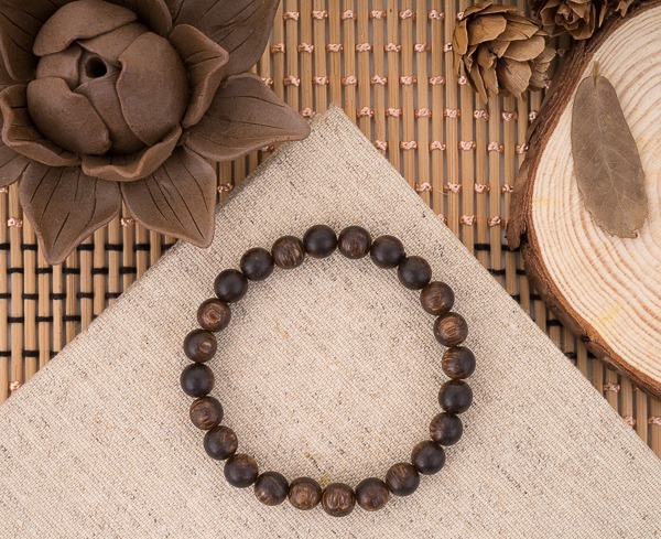 Việc bảo quản vòng trầm hương đúng cách rất quan trọng để giữ cho vòng luôn bền đẹp, tỏa hương thơm và duy trì giá trị phong thủy. Nếu không được bảo quản cẩn thận, vòng trầm có thể bị xuống cấp, mất mùi hương, nứt nẻ, và mất đi vẻ đẹp tự nhiên.